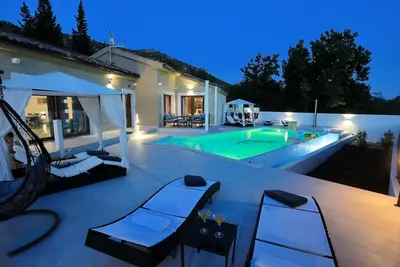 Villa à Starigrad avec piscine et plage