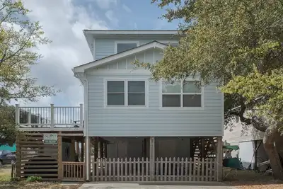 Image de 5136- Bayside Breeze, Spacious Pooch Friendly Home Close to Avalon Pier, Restaurants and Shops.
