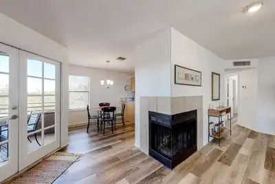 Image de Sunlit condo with central Ac, W/D, pools, hot tubs & fitness area