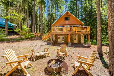 Image de Adorable wooded cabin near the lake with hot tub, WiFi, loft, firepit & W/D