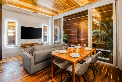 Image de Contemporary condo with rooftop pool, kitchenette, Wifi, & Ac - walk to beach