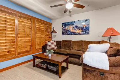 Image de 5th-floor condo with balcony, W/D, heated pool, hot tub, lockers, game room, gym