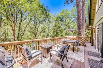 Image de Dog-friendly lake-view home with a deck, basketball, washer/dryer & Ac