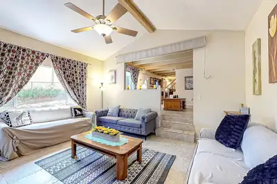 Image de Dog-friendly rural home with deck, wood fireplace, fast WiFi, patio & gas grill