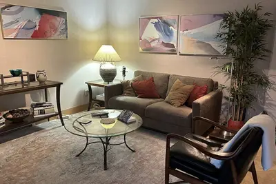 Image de Beautifully remodeled re-furnished, 2 bedroom 2 bath Aspen condo.