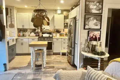 Image de Romantic Lake Cottage for Two. With Patio and Firepit.