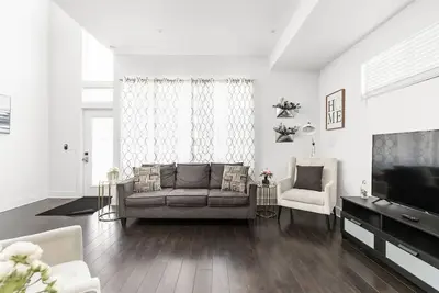 Image de Modern and Fun 4br+ Pool Table in Fountain Square