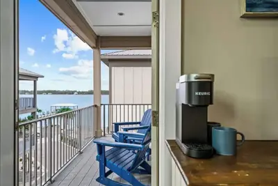 Image de One Q-ute Cottage : Beach and Bay Retreat w/ Pool