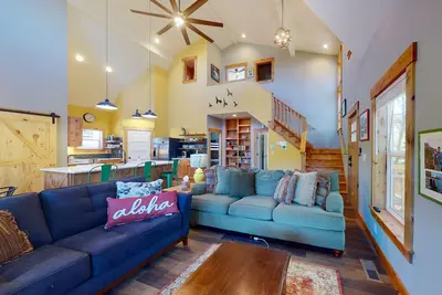 Image de Newly constructed home with firepit & large deck - walk to the beach & golf