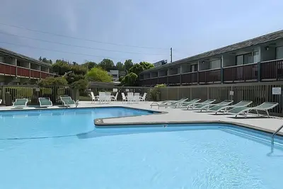 Image de Comfort and Convenience at Red Lion Hotel Bellevue! Pool, Pet-Friendly