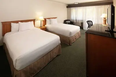 Image de Budget-Friendly Accommodations at Red Lion Hotel Bellevue! Outdoor Pool