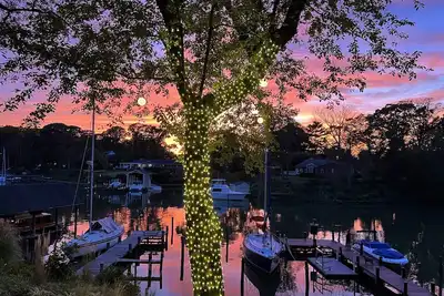 Image de Huge deck overlooking water