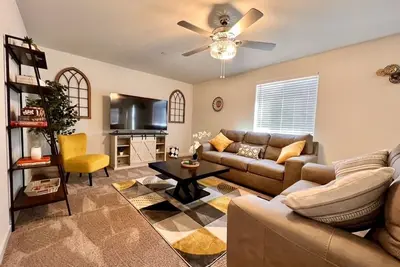 Image de Brand New, 5 Bedroom/3 Bath Home- On your way to Yosemite!