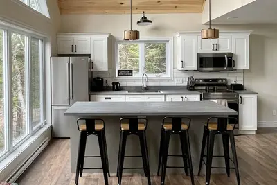 Image de Relax and Revitalize at the New Sprucewood Cottage