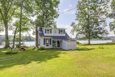 Image de Lakefront Cottage w/ Covered Porch & Dock!