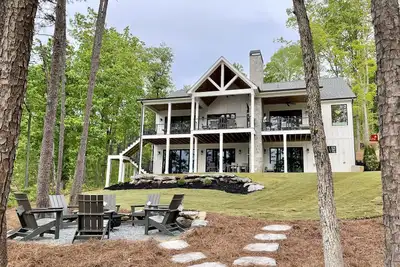 Image de 40%off June 7-14 special! 6br 6ba Keowee lakefront luxury! Fire pit, pool table!