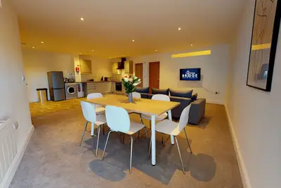 Image de K Suites - Spacious 3 bed Apt w/ Free parking