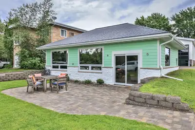 Image de Fantastic lake cottage with shared dock, easy beach access, WiFi & central Ac