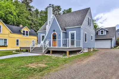 Image de 3-story lakefront home near downtown with lake & dock access, washer/dryer, deck