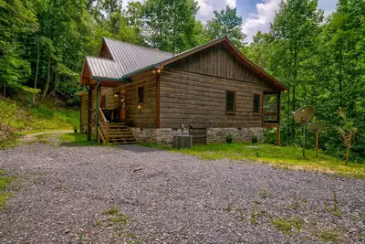 Image de Modern cabin with private hot tub, screened deck, gas fireplace, & central Ac