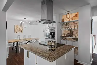 Image de Stylish Remodeled 6 Br House in Minneapolis! New linens, The One!