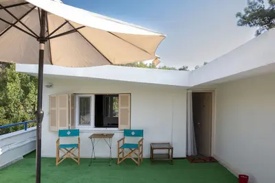 Image de Peaceful roof apartment 3 min from the beach!