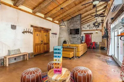 Image de ❤️Posh 2Acre YosemiteRetreat-Stunning Pueblo Manor