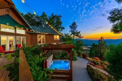 Image de Skyline Lodge- 5 bedrooms with stunning views!