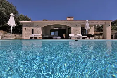 Image de nouvelle villa pierre naturelle avec grande piscine et superbes vues sur la mer