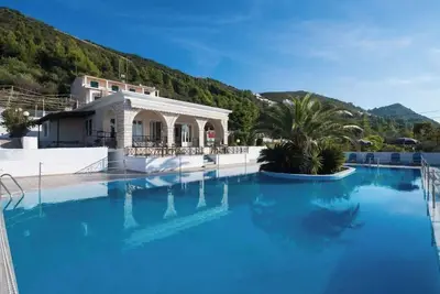 Image de Appartement dans un hôtel \"Sunset Premium Studio 4\" avec vue sur la mer, piscine partagée et Wi-Fi.