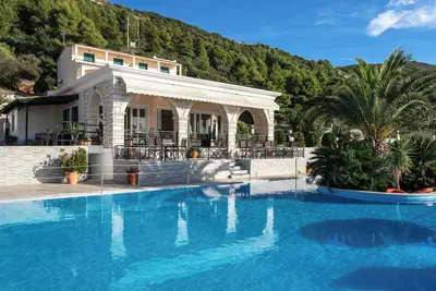 Image de Appartement dans un hôtel \"Sunset Premium Studio 1\" avec vue sur la mer, piscine partagée et Wi-Fi.