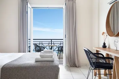 Image de Appartement dans un hôtel \"Sunset Premium Studio 8\" avec vue sur la mer, piscine partagée et Wi-Fi.