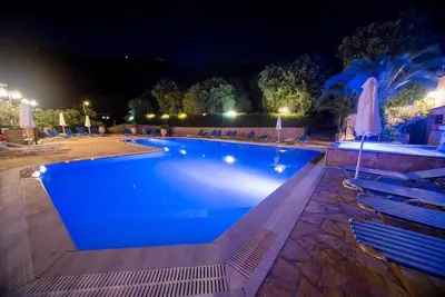 Image de Studio \"Arianna Studio Ground Floor 8\" avec vue sur la mer, piscine partagée et Wi-Fi.