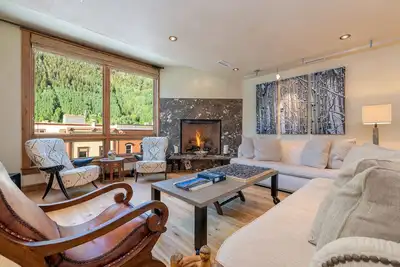 Image de Modern Town Condo by InvitedHome | Rooftop Hot Tub, Patio View of Festivals