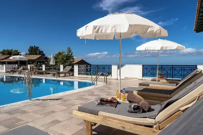 Image de Appartement dans un hôtel \"Sunset Premium Studio 7\" avec vue sur la mer, piscine partagée et Wi-Fi.