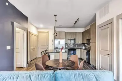 Image de Elegant 2br/2ba Retreat: Amenities Included