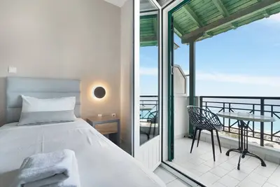 Image de Appartement dans un hôtel \"Sunset Premium Studio 5\" avec vue sur la mer, piscine partagée et Wi-Fi.