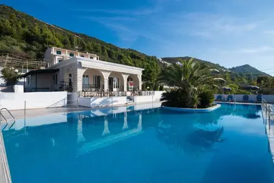 Image de Appartement dans un hôtel \"Sunset Premium Studio 3\" avec vue sur la mer, piscine partagée et Wi-Fi.