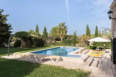 Villa Can Tomas avec vue sur les montagnes, jardin, piscine et Wi-Fi.