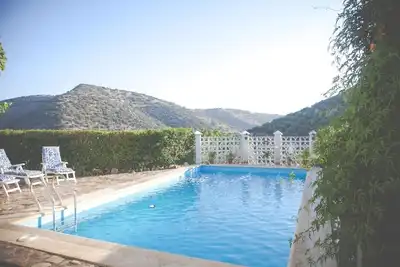 Image de Maison de campagne Cortijo Colomo avec vue sur les montagnes, piscine, jardin et Wi-Fi.