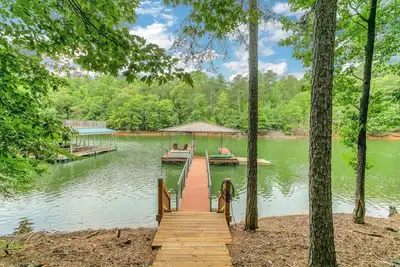 Huge Lakefront, Pvt Dock, King bed, Pets Ok