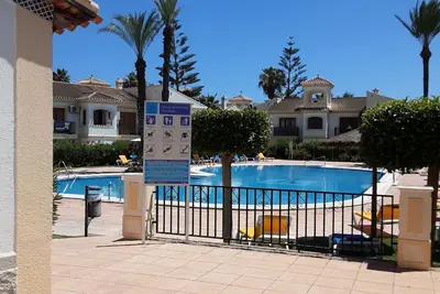 Image de 2 bed duplex 250 metre to beach, 2 communal pools