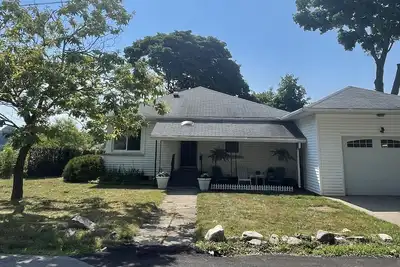 Image de Right on the River! walking to town/artpark/docks