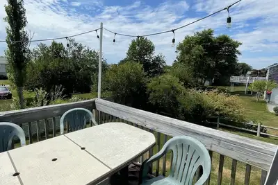 Image de 5 bedroom, 2 bathroom colonial located just minutes away from Scarborough Beach.