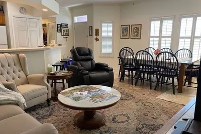 Centrally located for all Gainesville Uf activities, shopping or hospitals.
