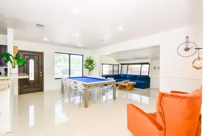 Miami 4 Bedroom Villa With Pool In Gated Community Minutes From Aventura Mall & Many Attractions