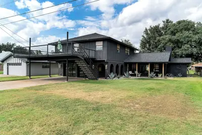 Image de Rockstar waterfront lake house! Mid century modern with large 2 story party deck