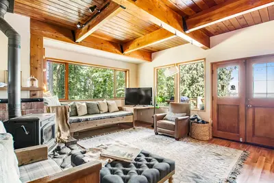 Image de Lovely home overlooking Puget Sound with wood stove, decks & great yard