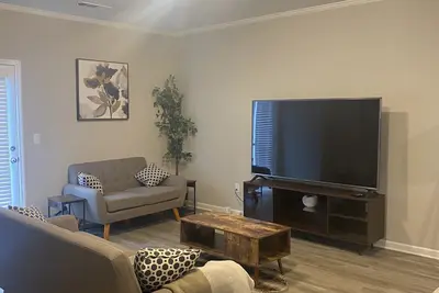 Image de New Spacious 3 bedroom 2. 5 bath town house near the Airport