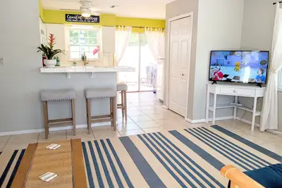 Image de Peaceful 2 bedroom unit w\/private outdoor area just 3 short blocks to the beach!